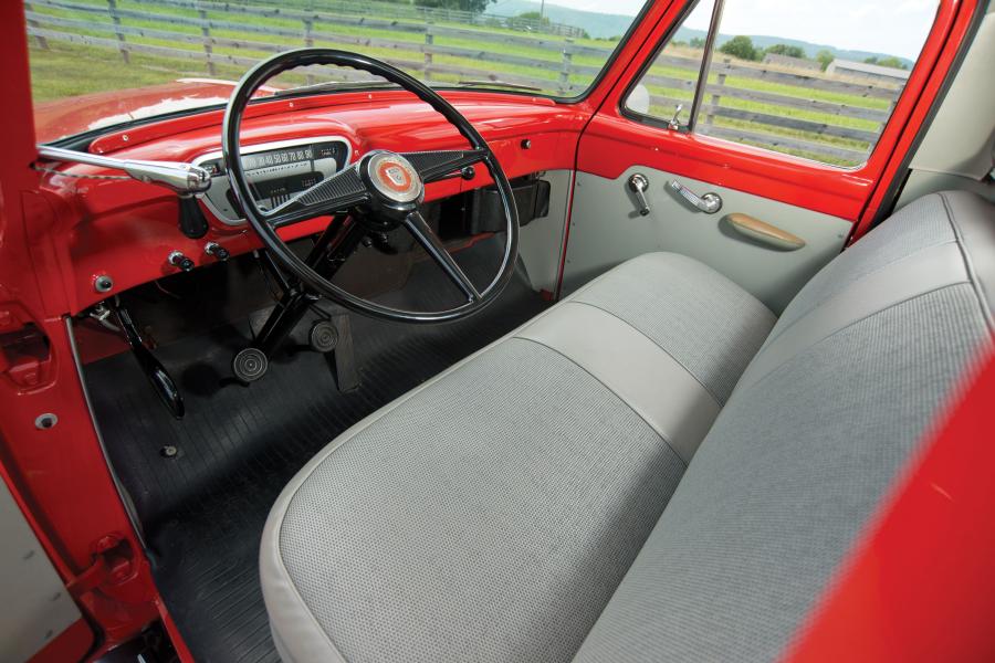 Интерьер Ford F-100 Pickup (83) 1953 года  (фото 8 из 10)